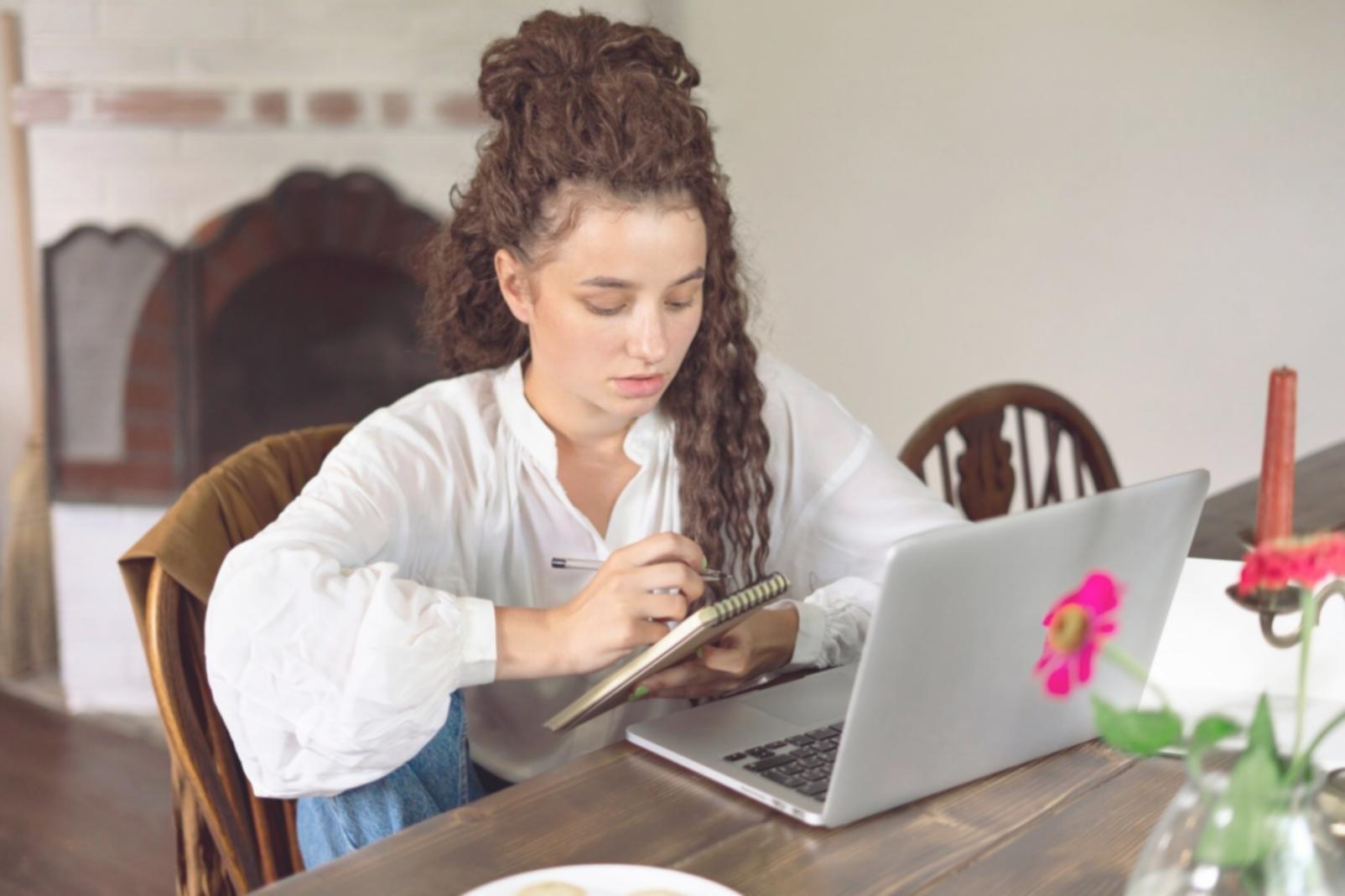 Espace de travail avec documents budgétaires et outils d'analyse financière
